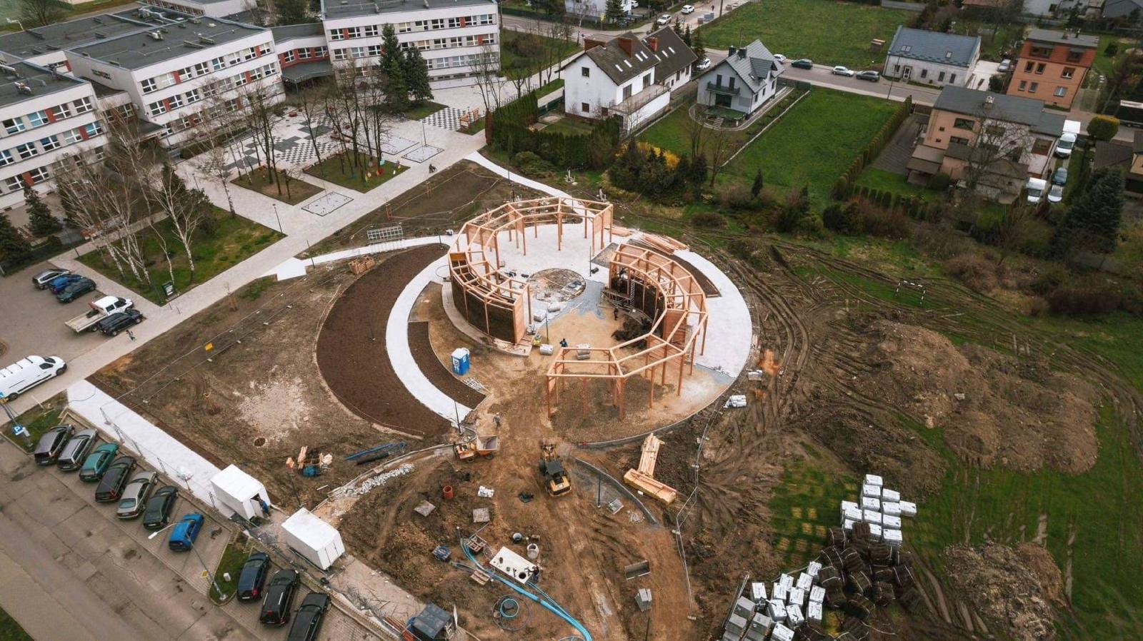 Zdjęcie w galerii na portalu naszraciborz.pl: Zielone Płuca na Ostrogu kontra deweloperka. Tężnia finiszuje a radny mówi o kulisach inwestycji [FOTO LOTNICZE] wiadomości z regionu