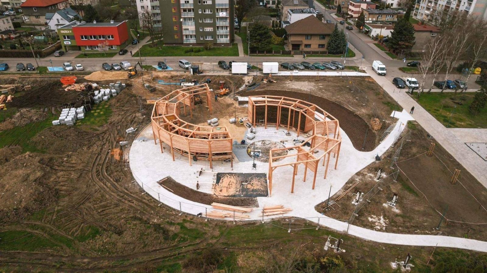 Zdjęcie w galerii na portalu naszraciborz.pl: Zielone Płuca na Ostrogu kontra deweloperka. Tężnia finiszuje a radny mówi o kulisach inwestycji [FOTO LOTNICZE] wiadomości z regionu