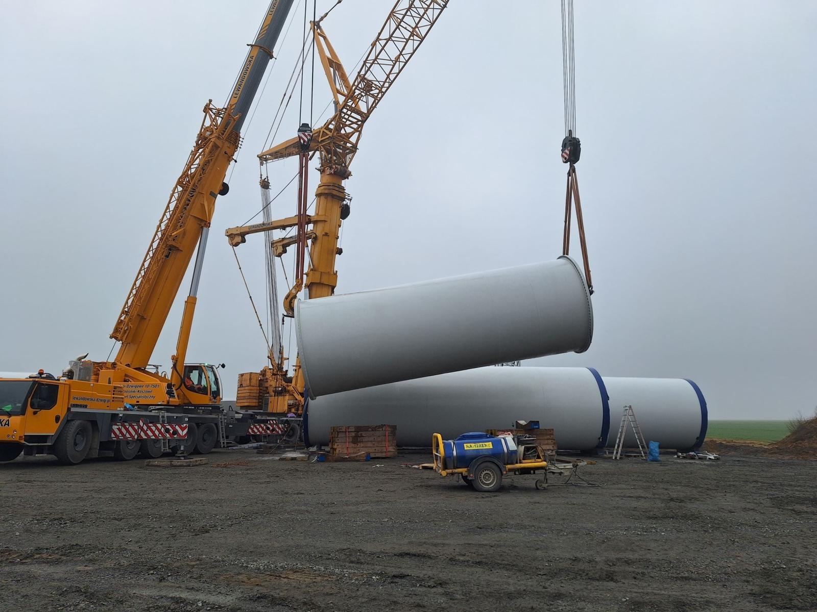 Zdjęcie w galerii na portalu naszraciborz.pl: Transport farmy wiatrowej Racibórz zakończony. Do czerwca potrwa montaż wiatraków wiadomości z regionu