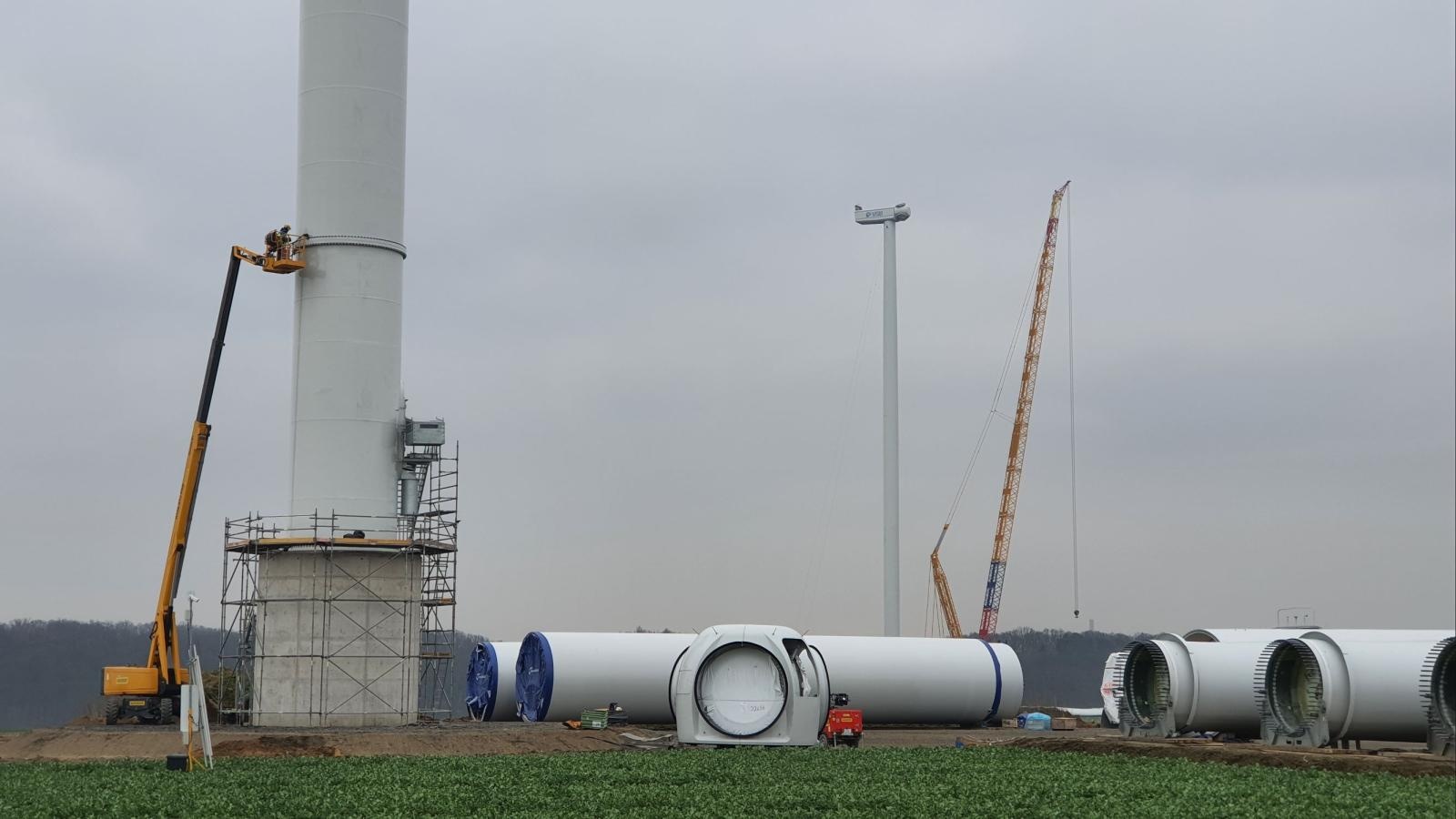 Zdjęcie w galerii na portalu naszraciborz.pl: Transport farmy wiatrowej Racibórz zakończony. Do czerwca potrwa montaż wiatraków wiadomości z regionu