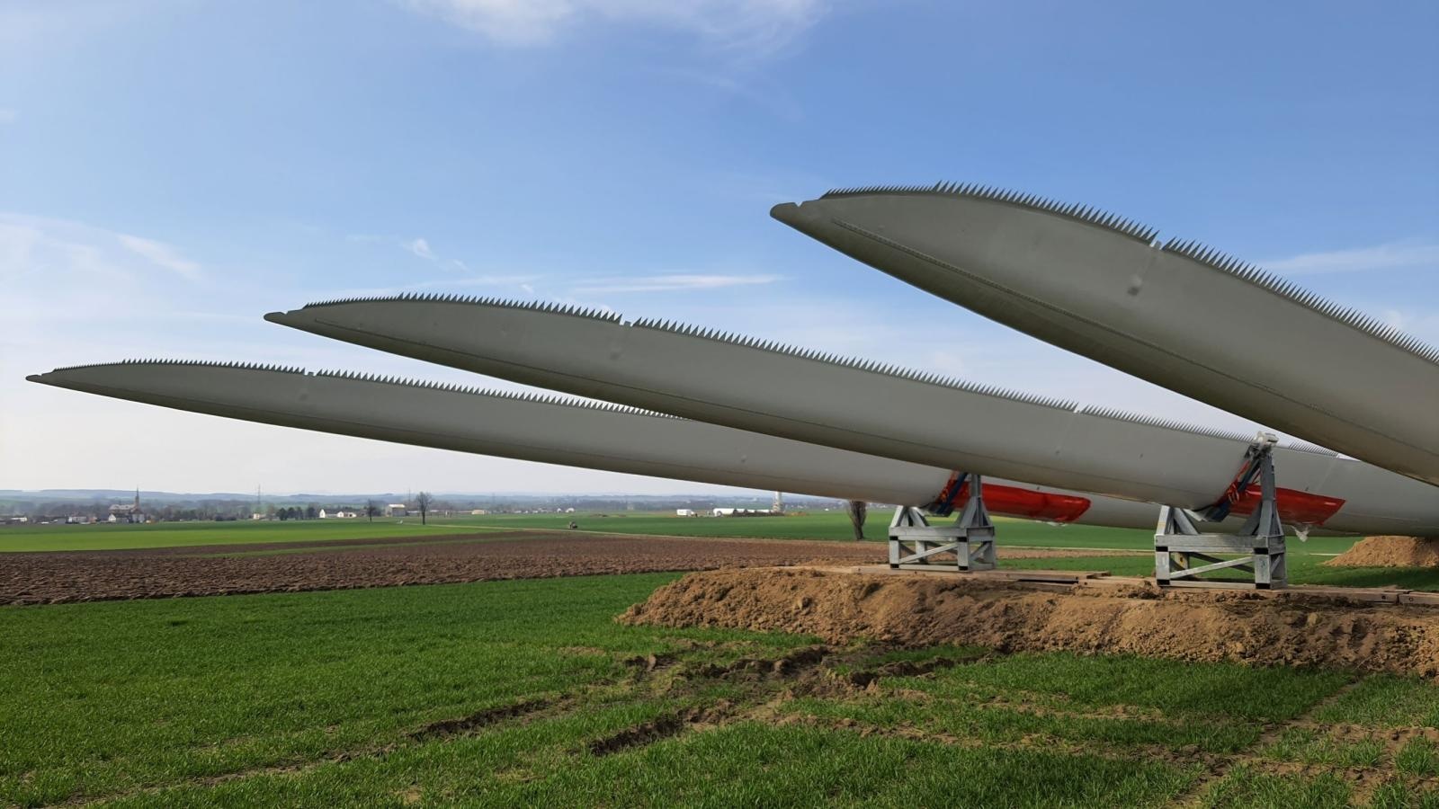 Zdjęcie w galerii na portalu naszraciborz.pl: Transport farmy wiatrowej Racibórz zakończony. Do czerwca potrwa montaż wiatraków wiadomości z regionu