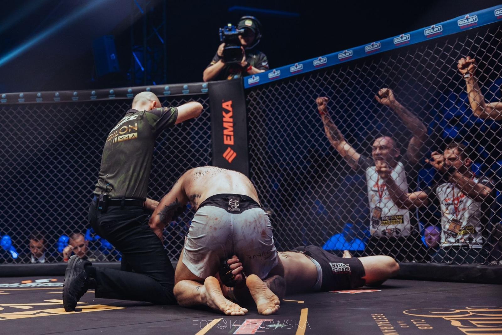 Zdjęcie w galerii na portalu naszraciborz.pl: Zwycięski zawodowy debiut Kamila Woźnego wiadomości z regionu