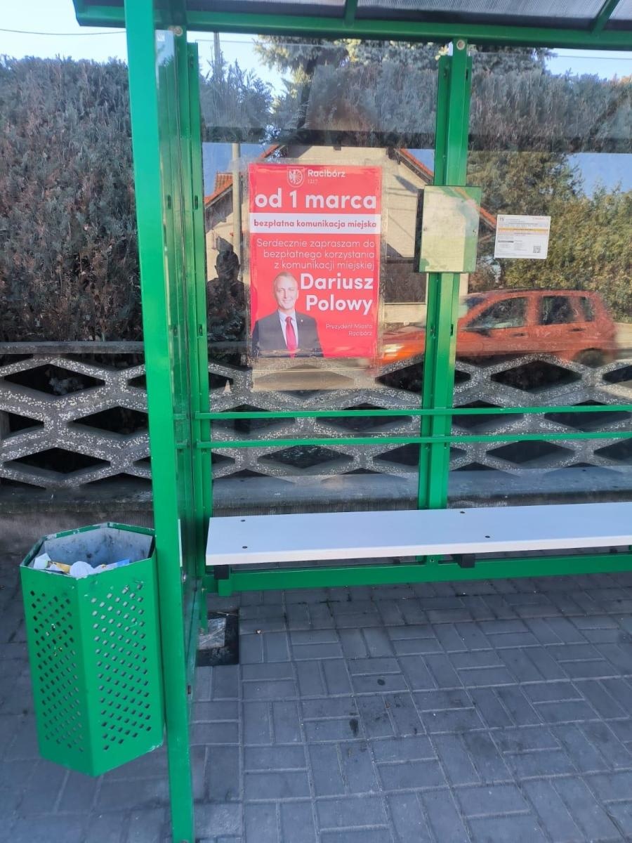 Zdjęcie w galerii na portalu naszraciborz.pl: Urzędnicy z biura prezydenta miasta złapani w kamerze. Wieszali plakat ze swoim szefem [FOTO] wiadomości z regionu