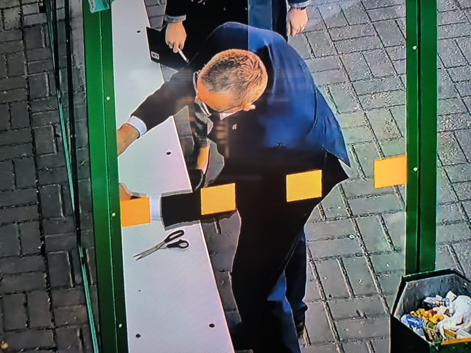 Zdjęcie w galerii na portalu naszraciborz.pl: Urzędnicy z biura prezydenta miasta złapani w kamerze. Wieszali plakat ze swoim szefem [FOTO] wiadomości z regionu