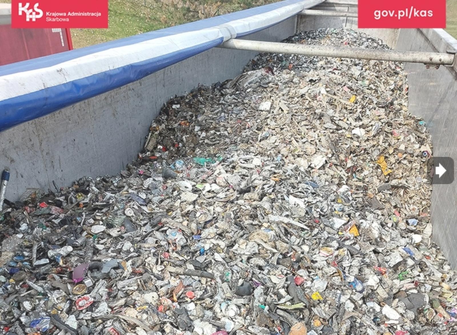 Zdjęcie w galerii na portalu naszraciborz.pl: Metal, guma i plastik zamiast aluminium. Nielegalny przewóz odpadów z Niemiec wiadomości z regionu