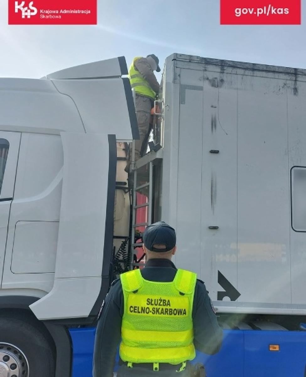 Zdjęcie w galerii na portalu naszraciborz.pl: Metal, guma i plastik zamiast aluminium. Nielegalny przewóz odpadów z Niemiec wiadomości z regionu