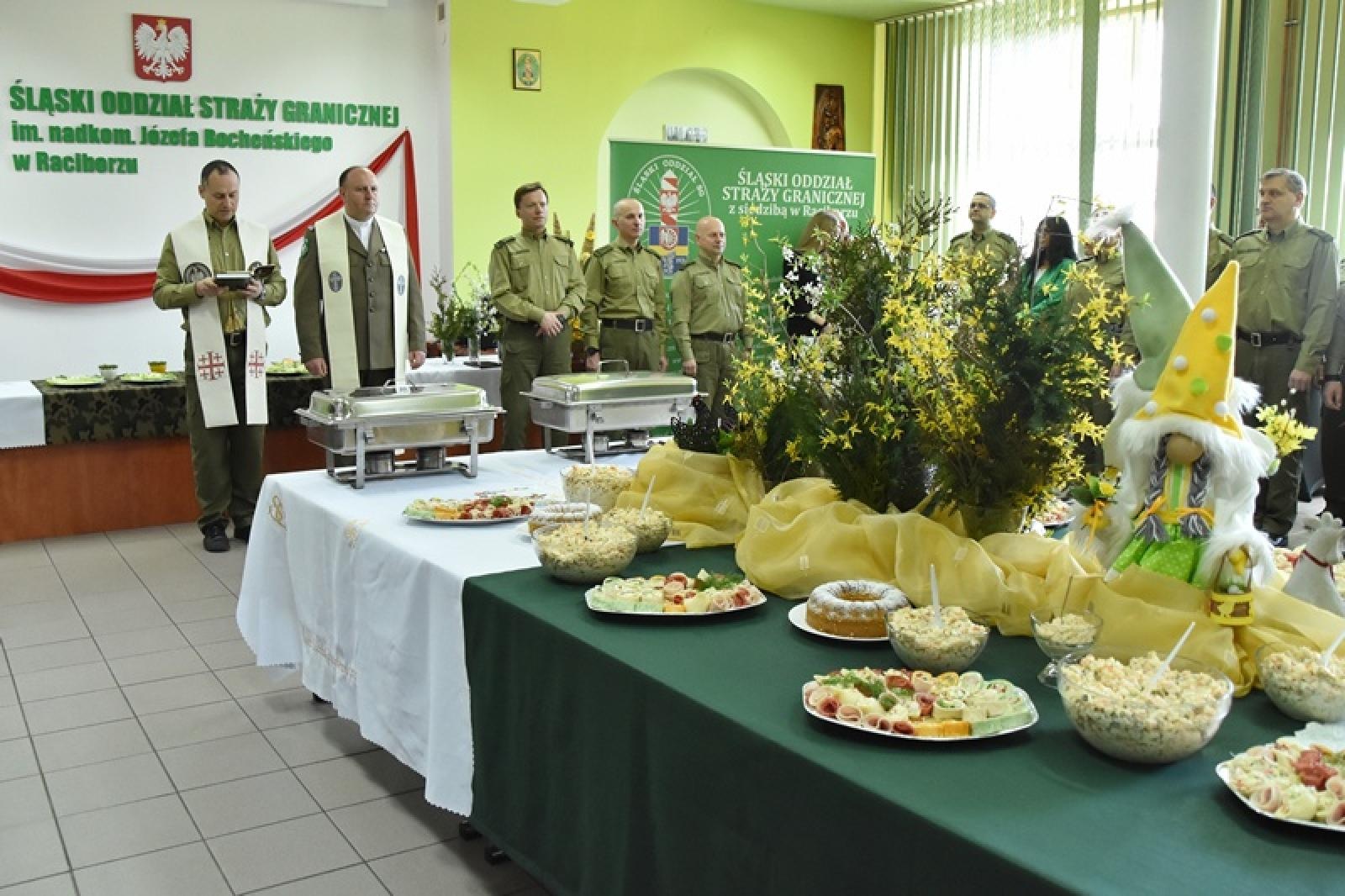 Zdjęcie w galerii na portalu naszraciborz.pl: Pierwsze spotkanie wielkanocne z nowym komendantem wiadomości z regionu