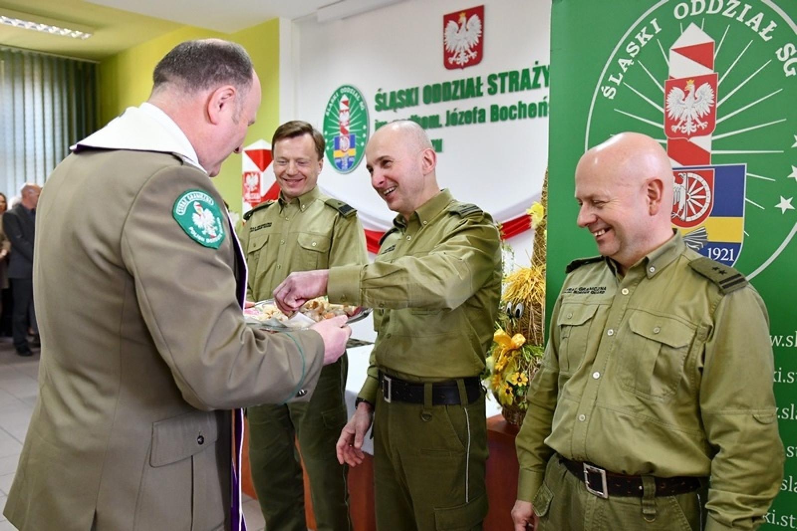 Zdjęcie w galerii na portalu naszraciborz.pl: Pierwsze spotkanie wielkanocne z nowym komendantem wiadomości z regionu
