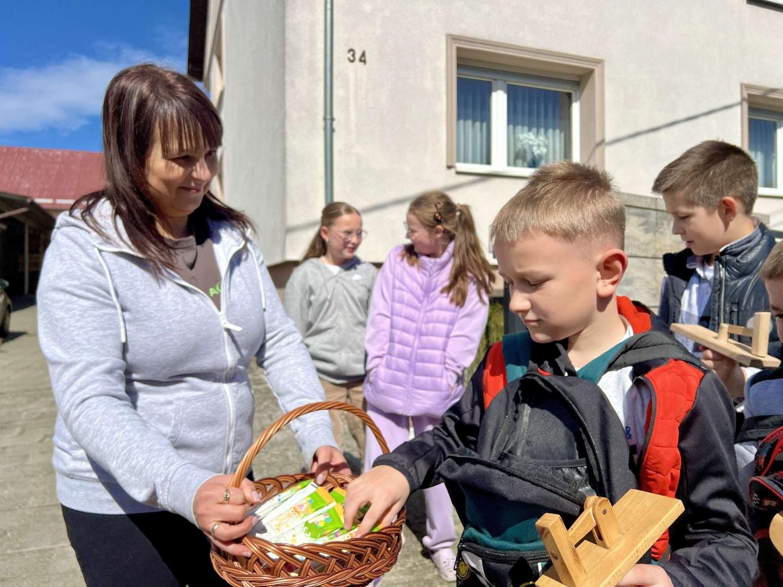 Zdjęcie w galerii na portalu naszraciborz.pl: Tradycja nie ginie. Wielkopiątkowe klekotanie w Sudole wiadomości z regionu