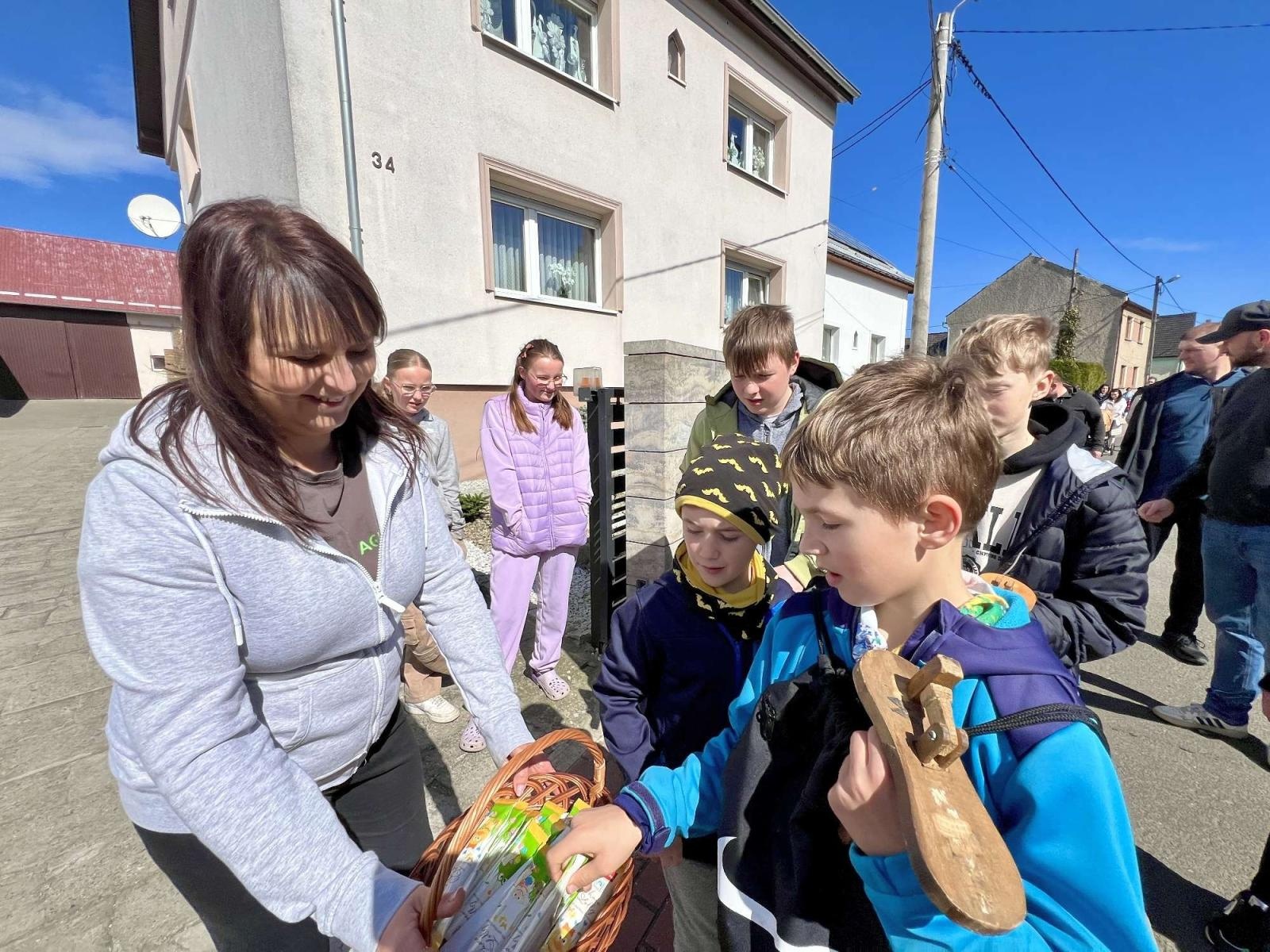 Zdjęcie w galerii na portalu naszraciborz.pl: Tradycja nie ginie. Wielkopiątkowe klekotanie w Sudole wiadomości z regionu
