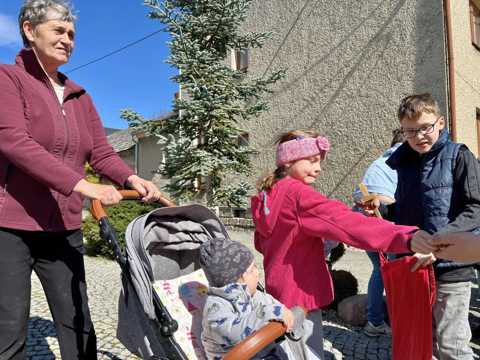 Zdjęcie w galerii na portalu naszraciborz.pl: Tradycja nie ginie. Wielkopiątkowe klekotanie w Sudole wiadomości z regionu