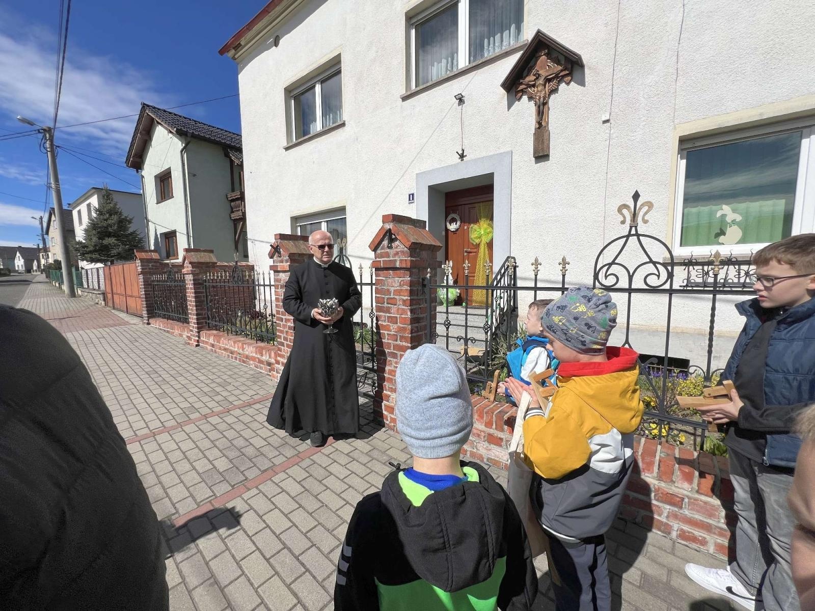 Zdjęcie w galerii na portalu naszraciborz.pl: Tradycja nie ginie. Wielkopiątkowe klekotanie w Sudole wiadomości z regionu