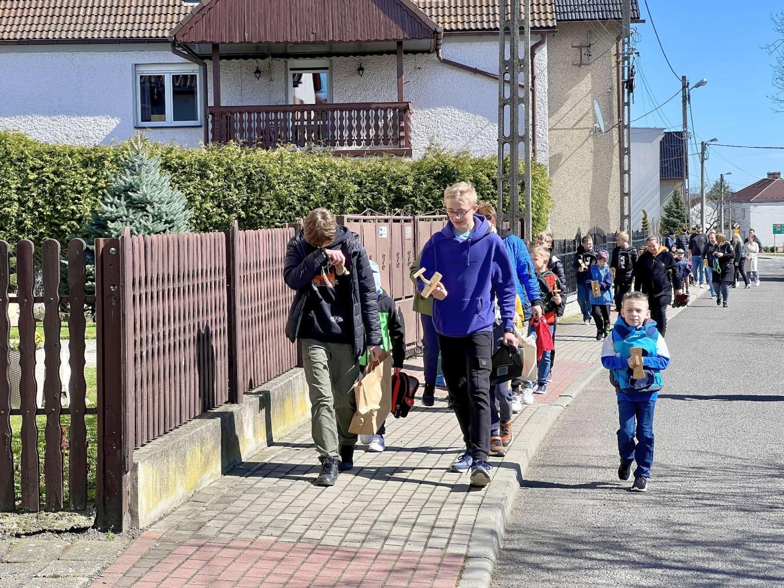 Zdjęcie w galerii na portalu naszraciborz.pl: Tradycja nie ginie. Wielkopiątkowe klekotanie w Sudole wiadomości z regionu