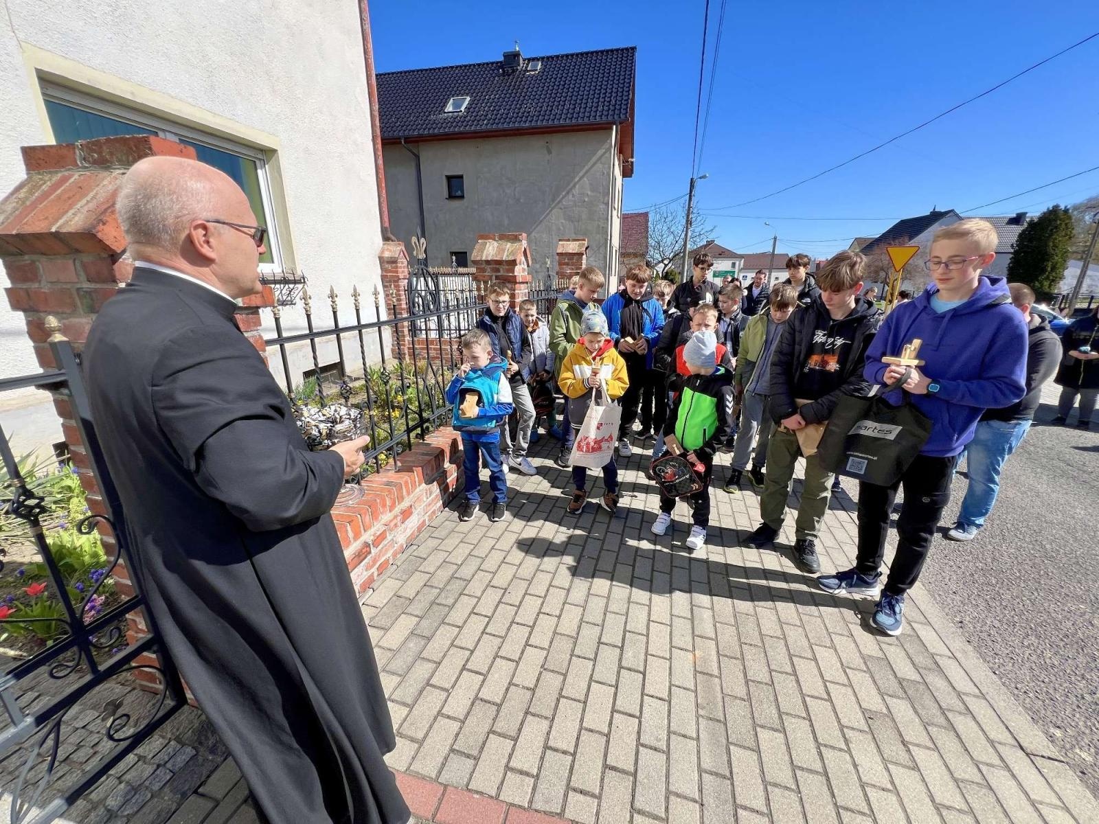 Zdjęcie w galerii na portalu naszraciborz.pl: Tradycja nie ginie. Wielkopiątkowe klekotanie w Sudole wiadomości z regionu