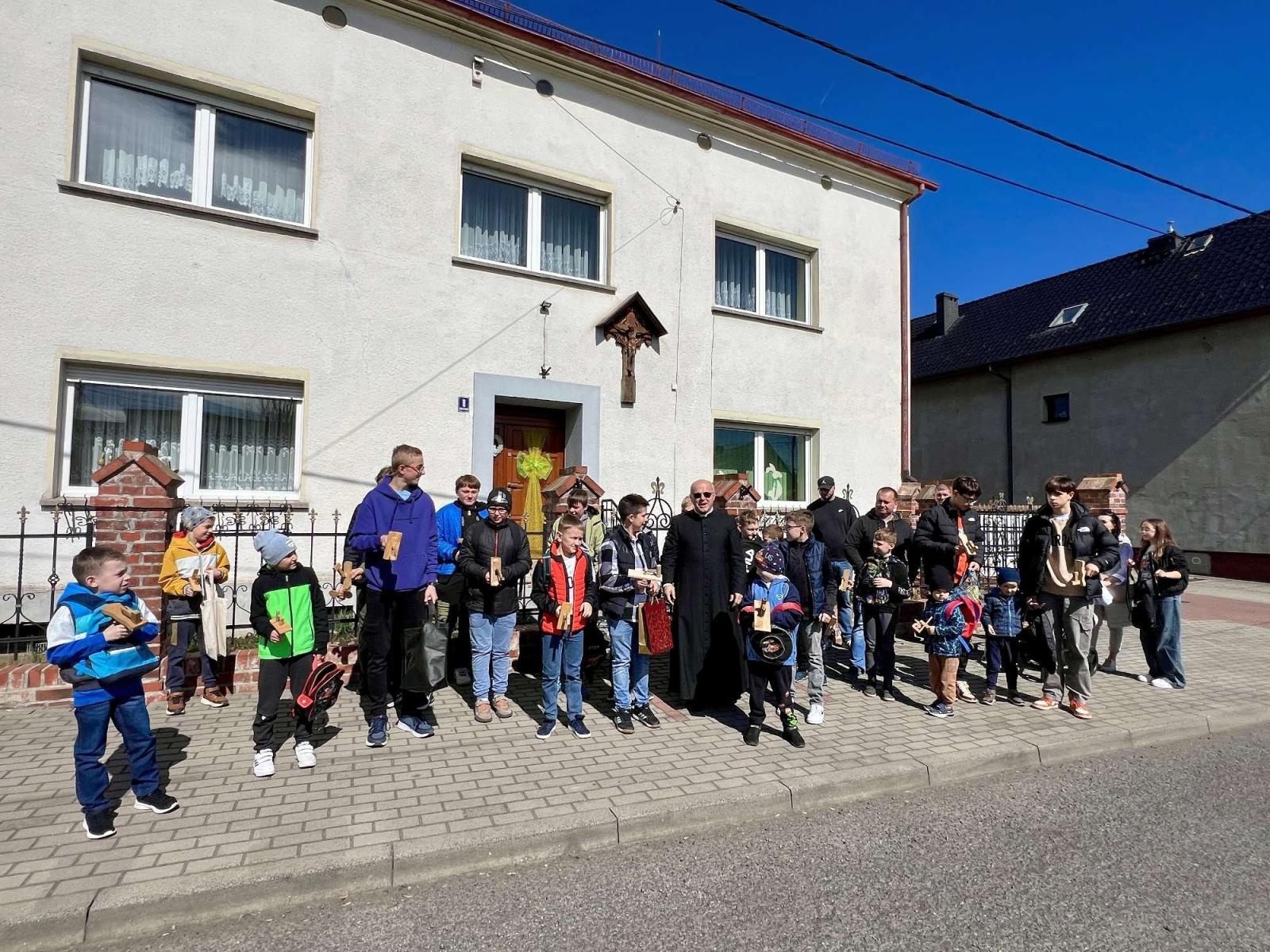 Zdjęcie w galerii na portalu naszraciborz.pl: Tradycja nie ginie. Wielkopiątkowe klekotanie w Sudole wiadomości z regionu
