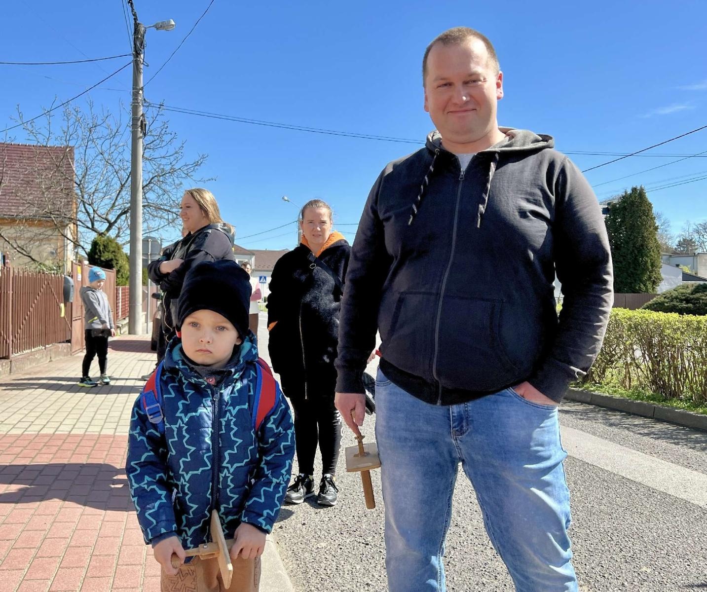 Zdjęcie w galerii na portalu naszraciborz.pl: Tradycja nie ginie. Wielkopiątkowe klekotanie w Sudole wiadomości z regionu