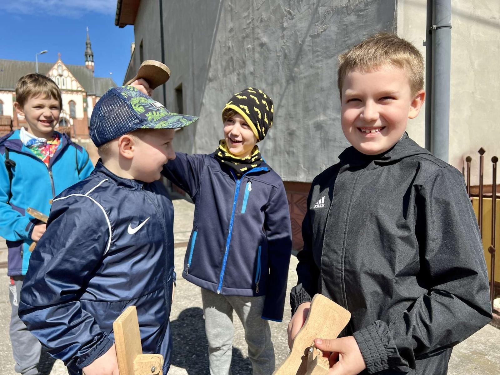 Zdjęcie w galerii na portalu naszraciborz.pl: Tradycja nie ginie. Wielkopiątkowe klekotanie w Sudole wiadomości z regionu