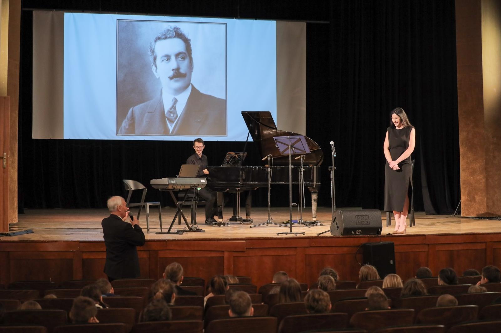 Zdjęcie w galerii na portalu naszraciborz.pl: Opera, musical i muzyka filmowa. Śpiew bohaterem marcowych koncertów umuzykalniających wiadomości z regionu