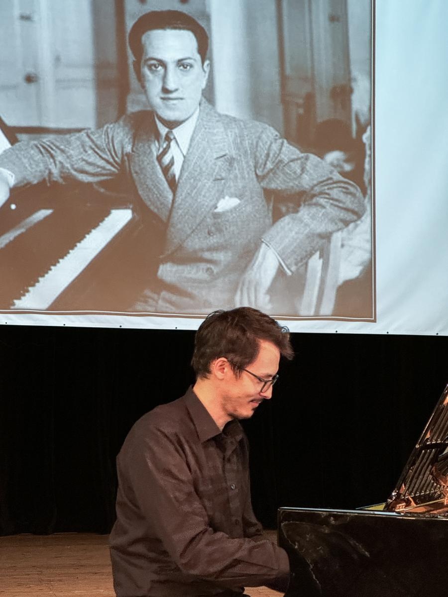 Zdjęcie w galerii na portalu naszraciborz.pl: Opera, musical i muzyka filmowa. Śpiew bohaterem marcowych koncertów umuzykalniających wiadomości z regionu