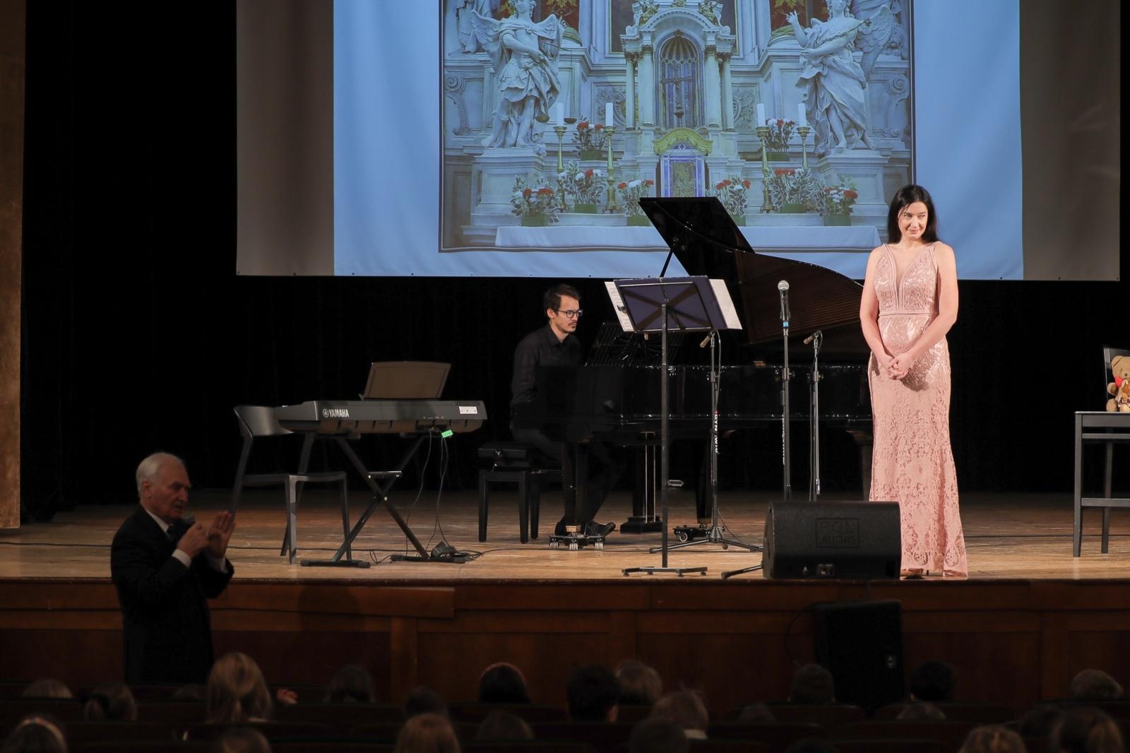 Zdjęcie w galerii na portalu naszraciborz.pl: Opera, musical i muzyka filmowa. Śpiew bohaterem marcowych koncertów umuzykalniających wiadomości z regionu