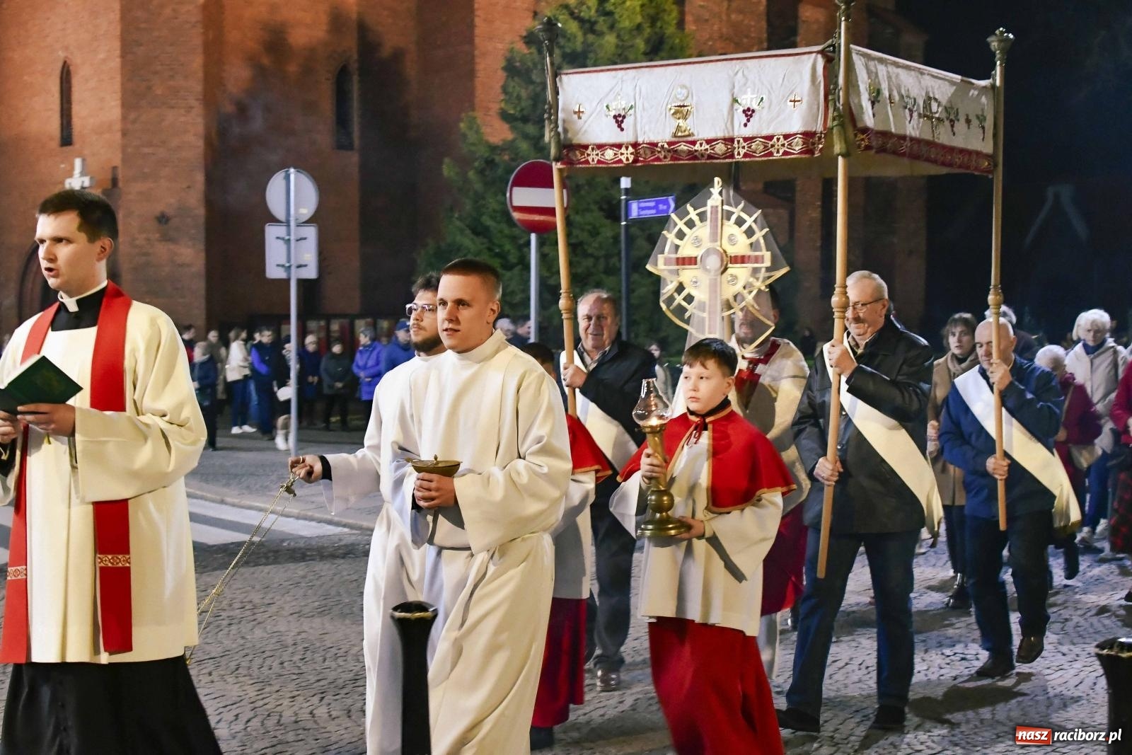 Zdjęcie w galerii na portalu naszraciborz.pl: Procesja do Bożego Grobu w kościele pw. św. Jakuba [FOTO i WIDEO] wiadomości z regionu