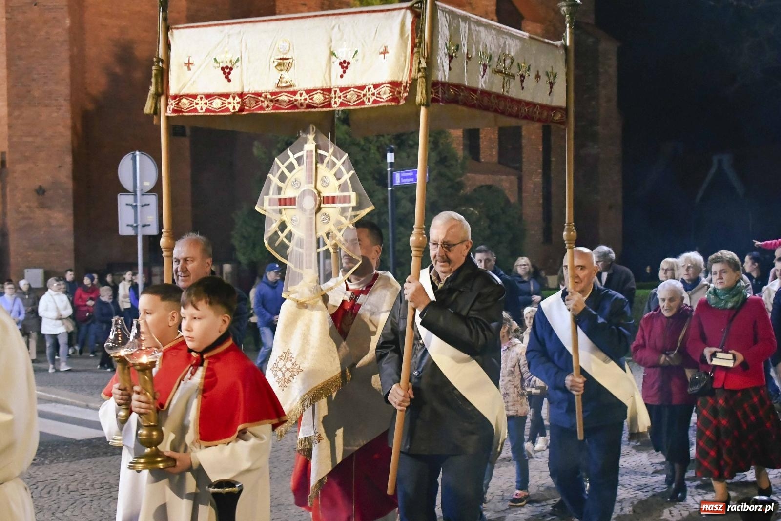 Zdjęcie w galerii na portalu naszraciborz.pl: Procesja do Bożego Grobu w kościele pw. św. Jakuba [FOTO i WIDEO] wiadomości z regionu