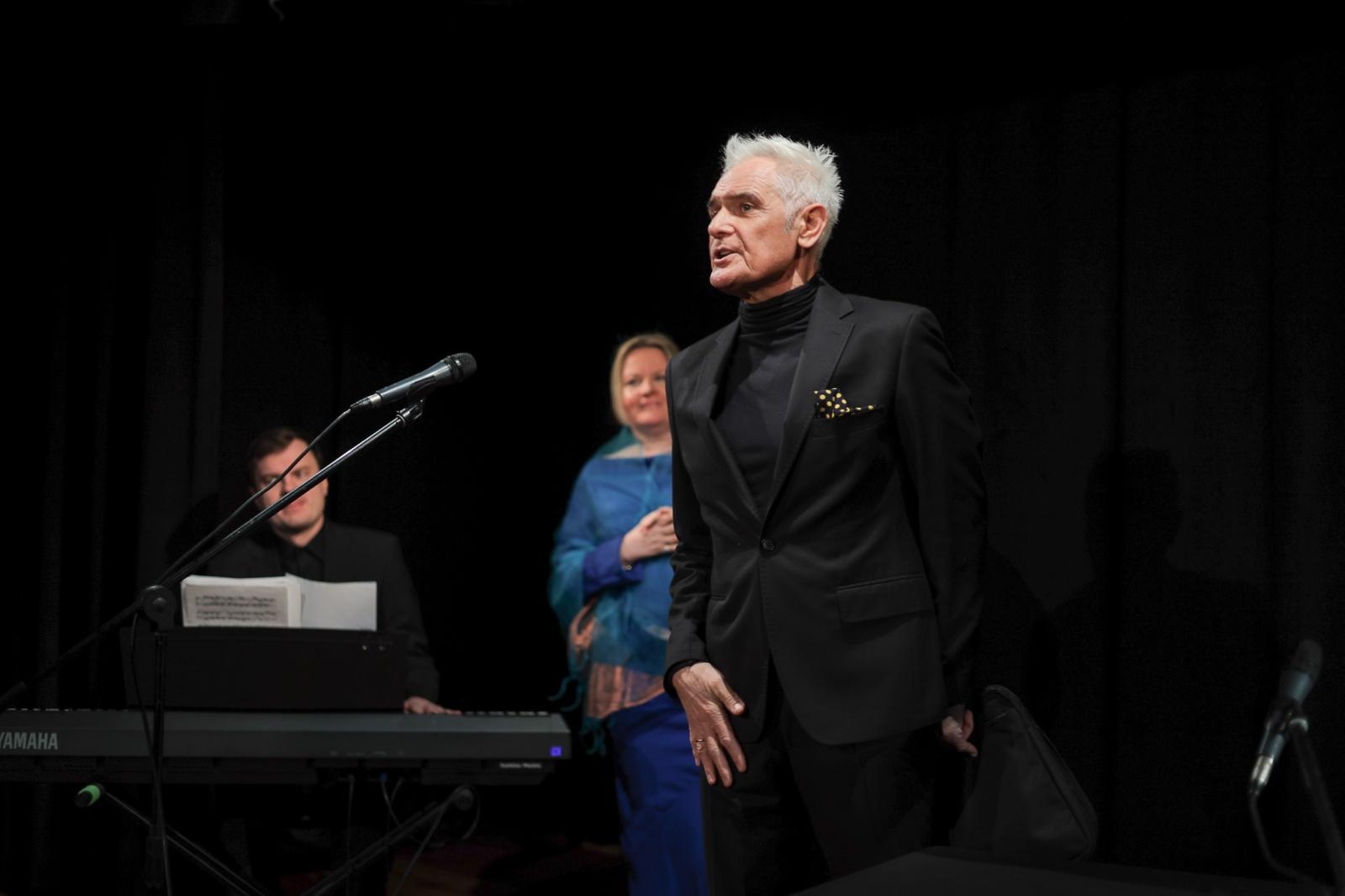 Zdjęcie w galerii na portalu naszraciborz.pl: Poetycka uczta Dariusza Jakubowskiego na deskach Strzechy wiadomości z regionu