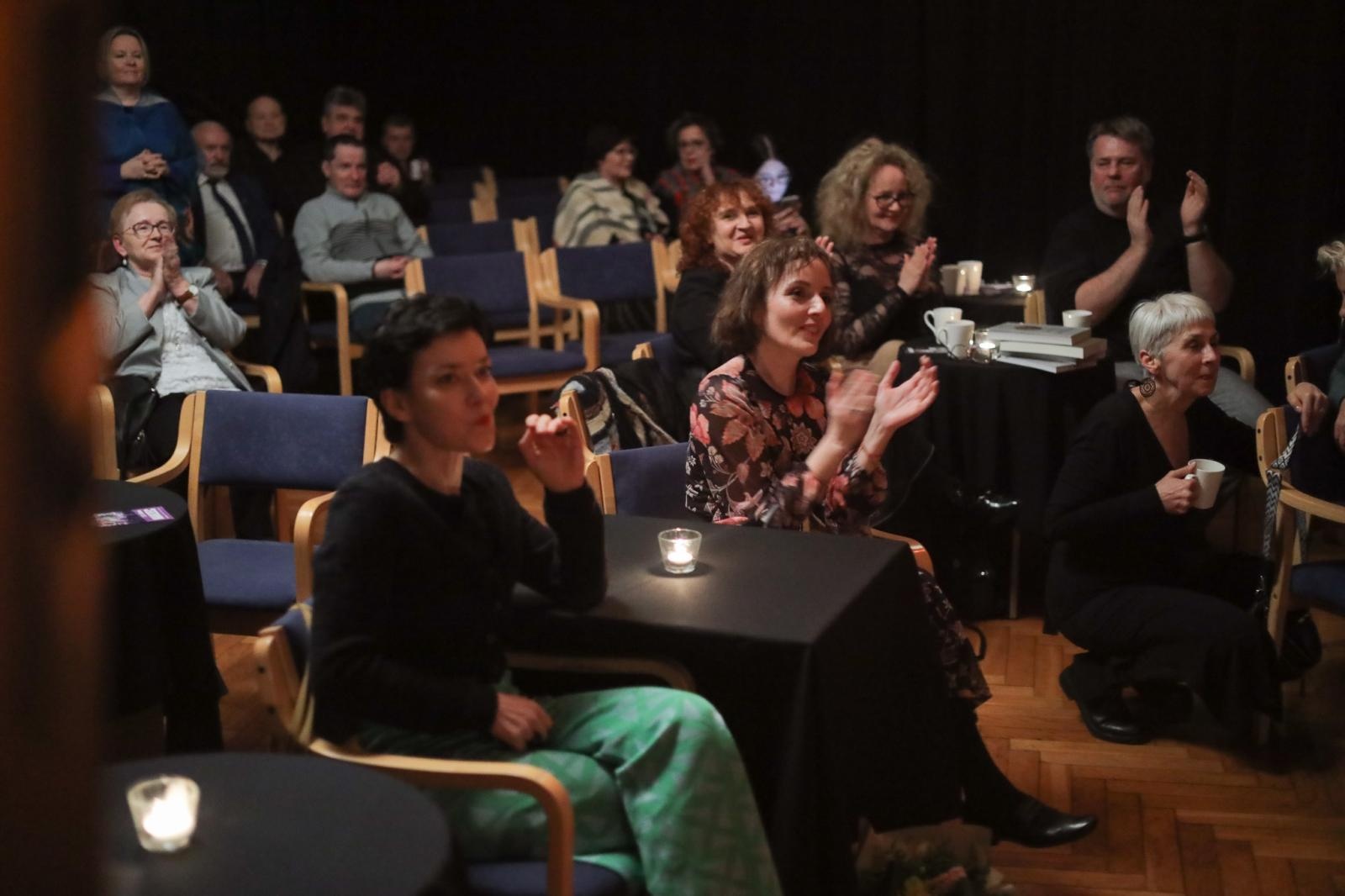 Zdjęcie w galerii na portalu naszraciborz.pl: Poetycka uczta Dariusza Jakubowskiego na deskach Strzechy wiadomości z regionu