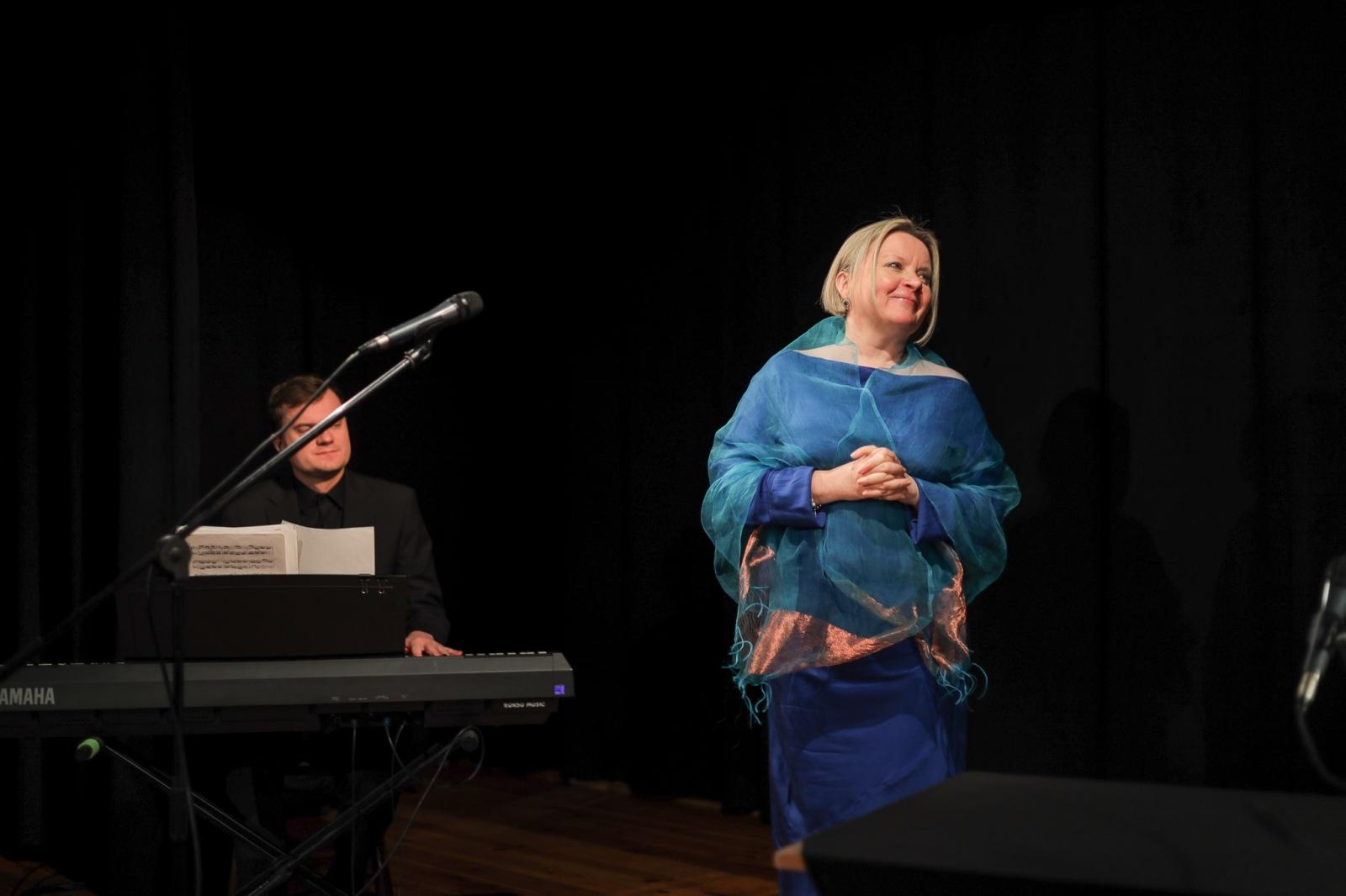 Zdjęcie w galerii na portalu naszraciborz.pl: Poetycka uczta Dariusza Jakubowskiego na deskach Strzechy wiadomości z regionu