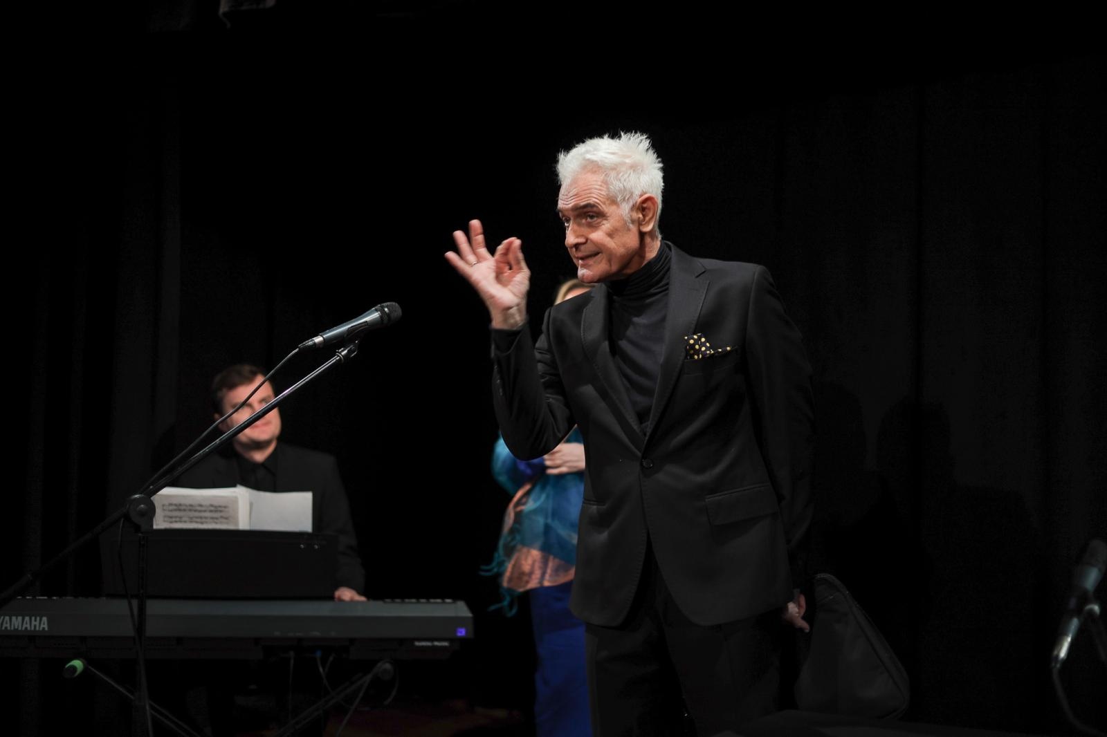 Zdjęcie w galerii na portalu naszraciborz.pl: Poetycka uczta Dariusza Jakubowskiego na deskach Strzechy wiadomości z regionu