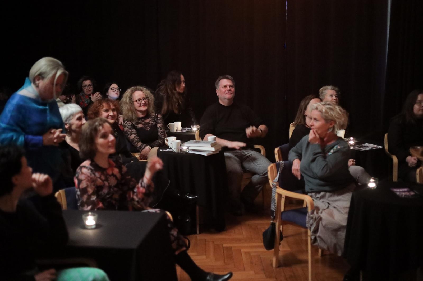 Zdjęcie w galerii na portalu naszraciborz.pl: Poetycka uczta Dariusza Jakubowskiego na deskach Strzechy wiadomości z regionu