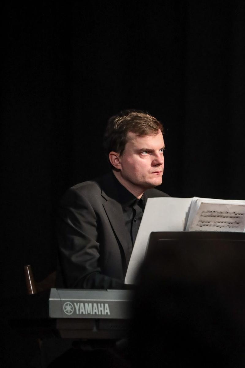 Zdjęcie w galerii na portalu naszraciborz.pl: Poetycka uczta Dariusza Jakubowskiego na deskach Strzechy wiadomości z regionu