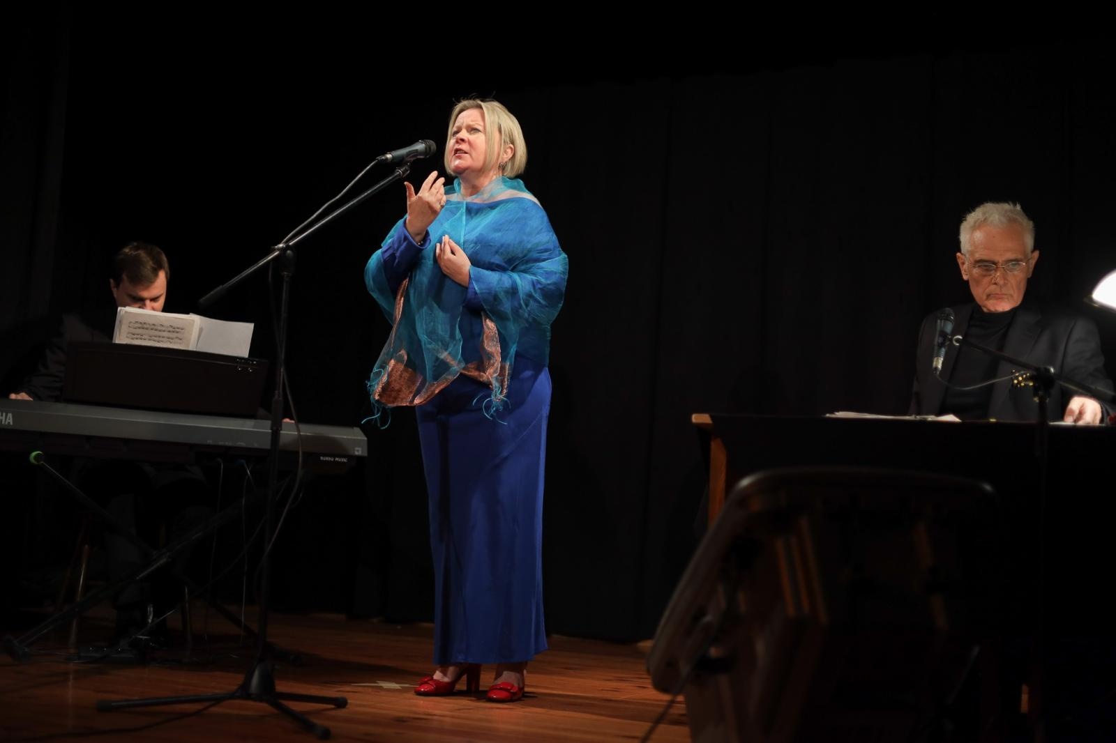 Zdjęcie w galerii na portalu naszraciborz.pl: Poetycka uczta Dariusza Jakubowskiego na deskach Strzechy wiadomości z regionu