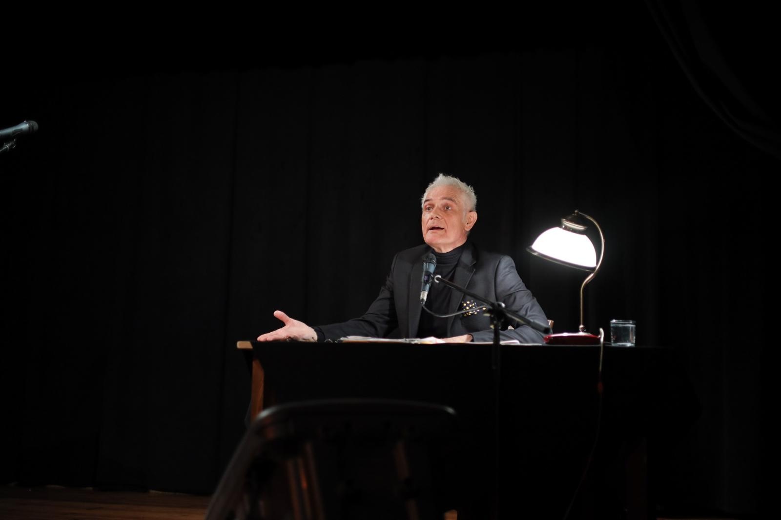 Zdjęcie w galerii na portalu naszraciborz.pl: Poetycka uczta Dariusza Jakubowskiego na deskach Strzechy wiadomości z regionu