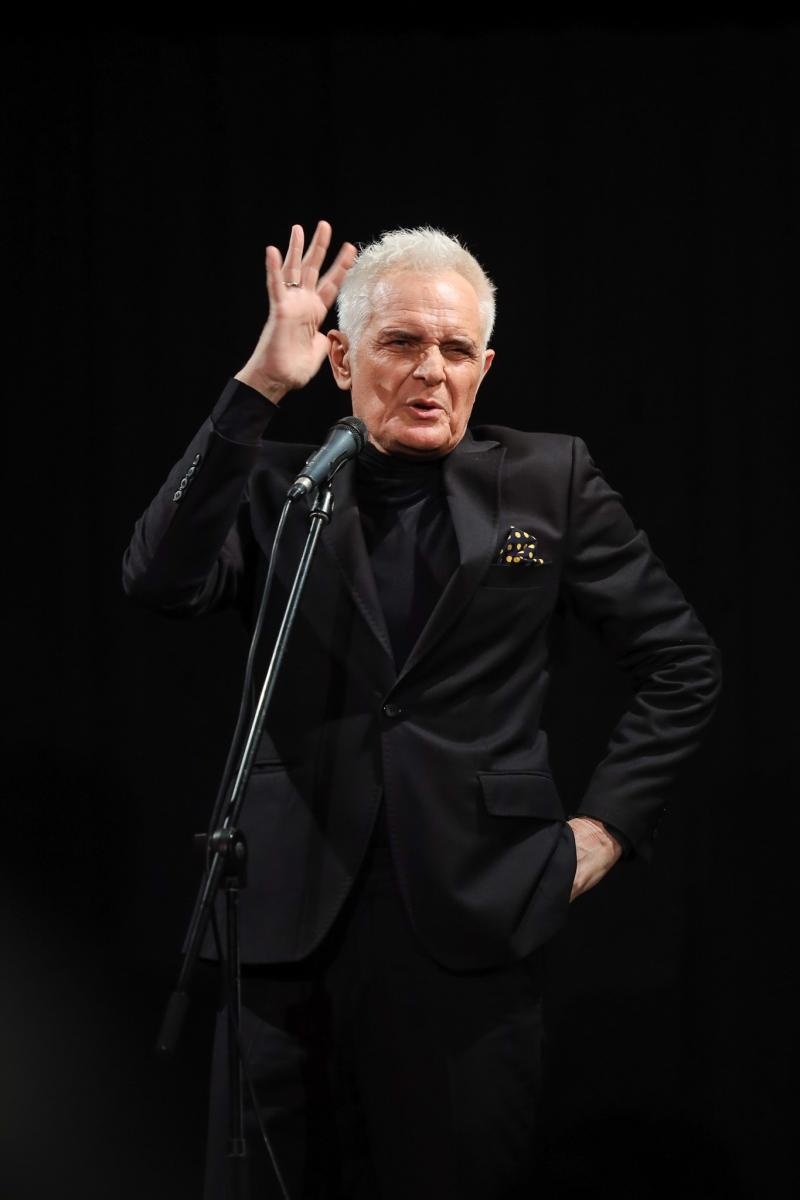 Zdjęcie w galerii na portalu naszraciborz.pl: Poetycka uczta Dariusza Jakubowskiego na deskach Strzechy wiadomości z regionu