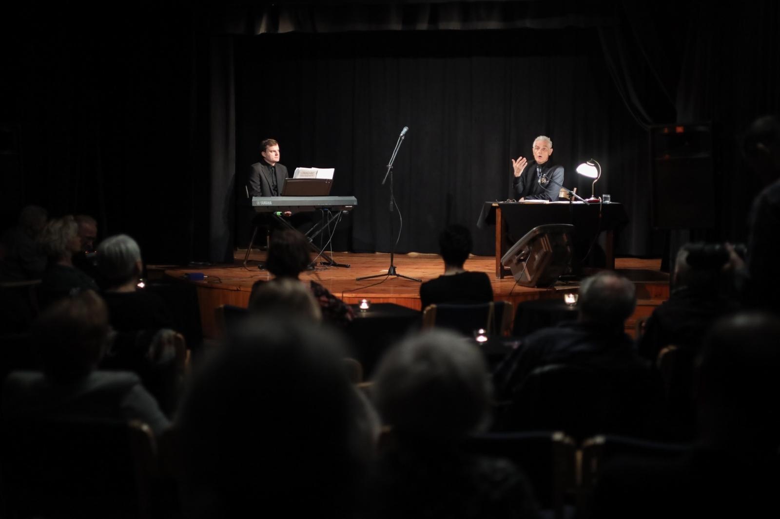 Zdjęcie w galerii na portalu naszraciborz.pl: Poetycka uczta Dariusza Jakubowskiego na deskach Strzechy wiadomości z regionu