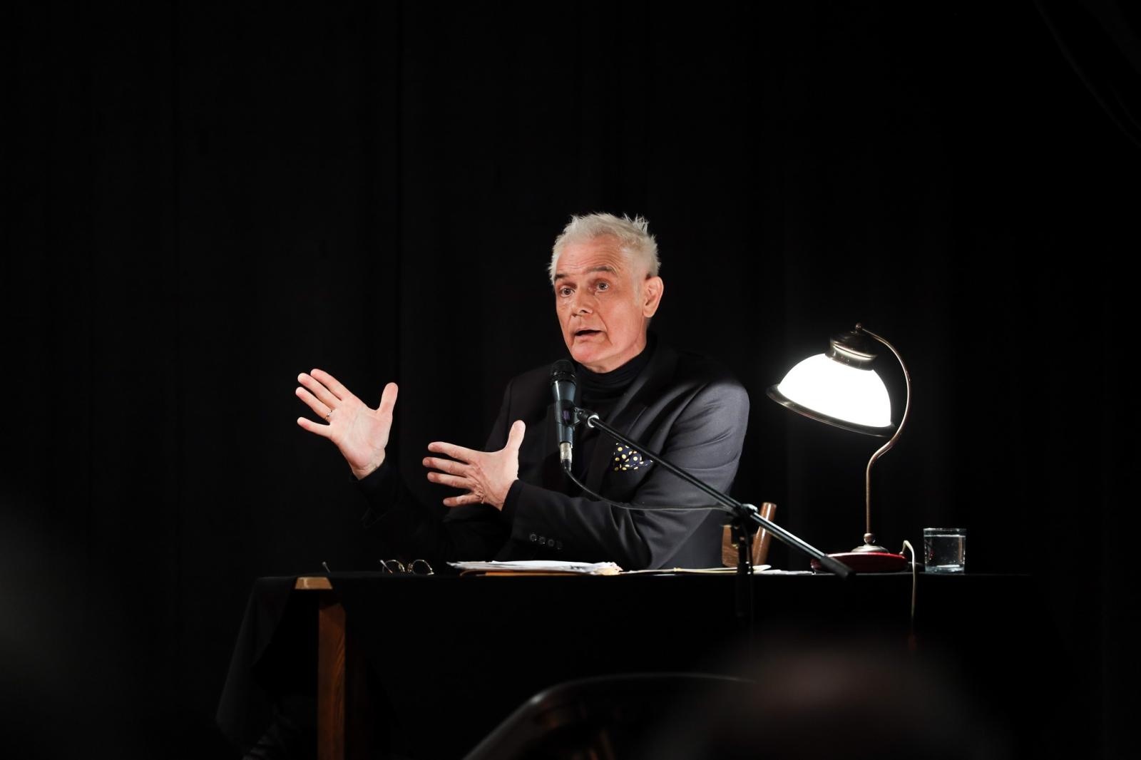 Zdjęcie w galerii na portalu naszraciborz.pl: Poetycka uczta Dariusza Jakubowskiego na deskach Strzechy wiadomości z regionu