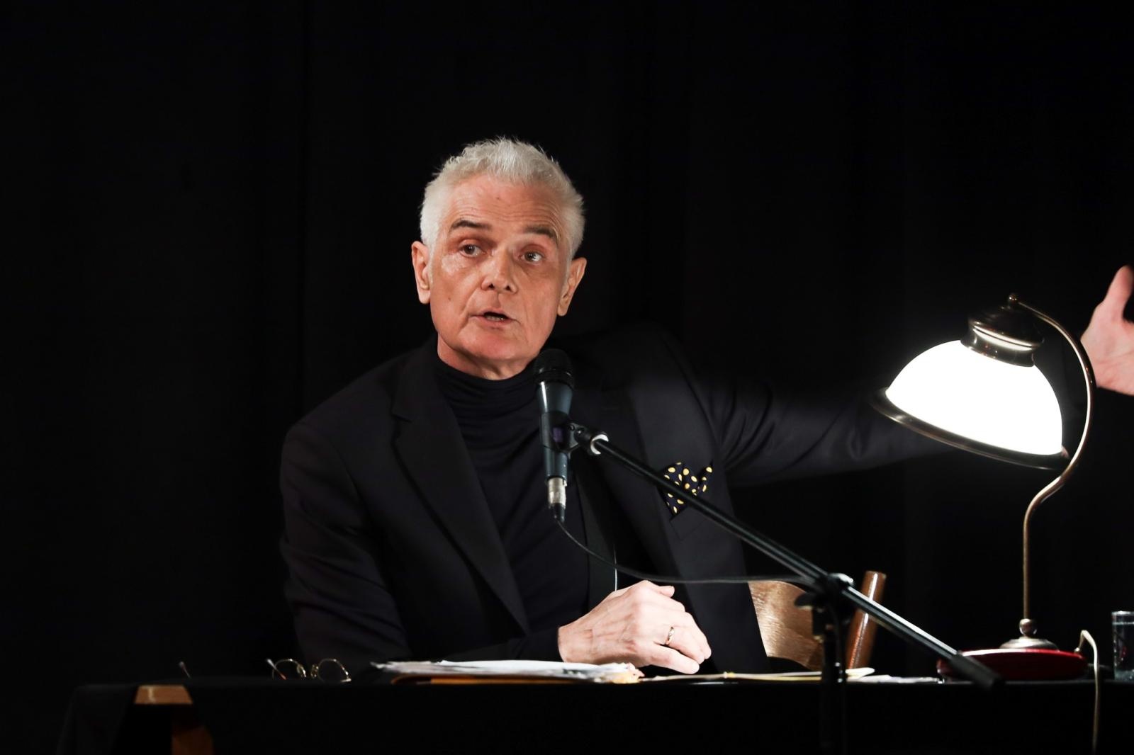 Zdjęcie w galerii na portalu naszraciborz.pl: Poetycka uczta Dariusza Jakubowskiego na deskach Strzechy wiadomości z regionu