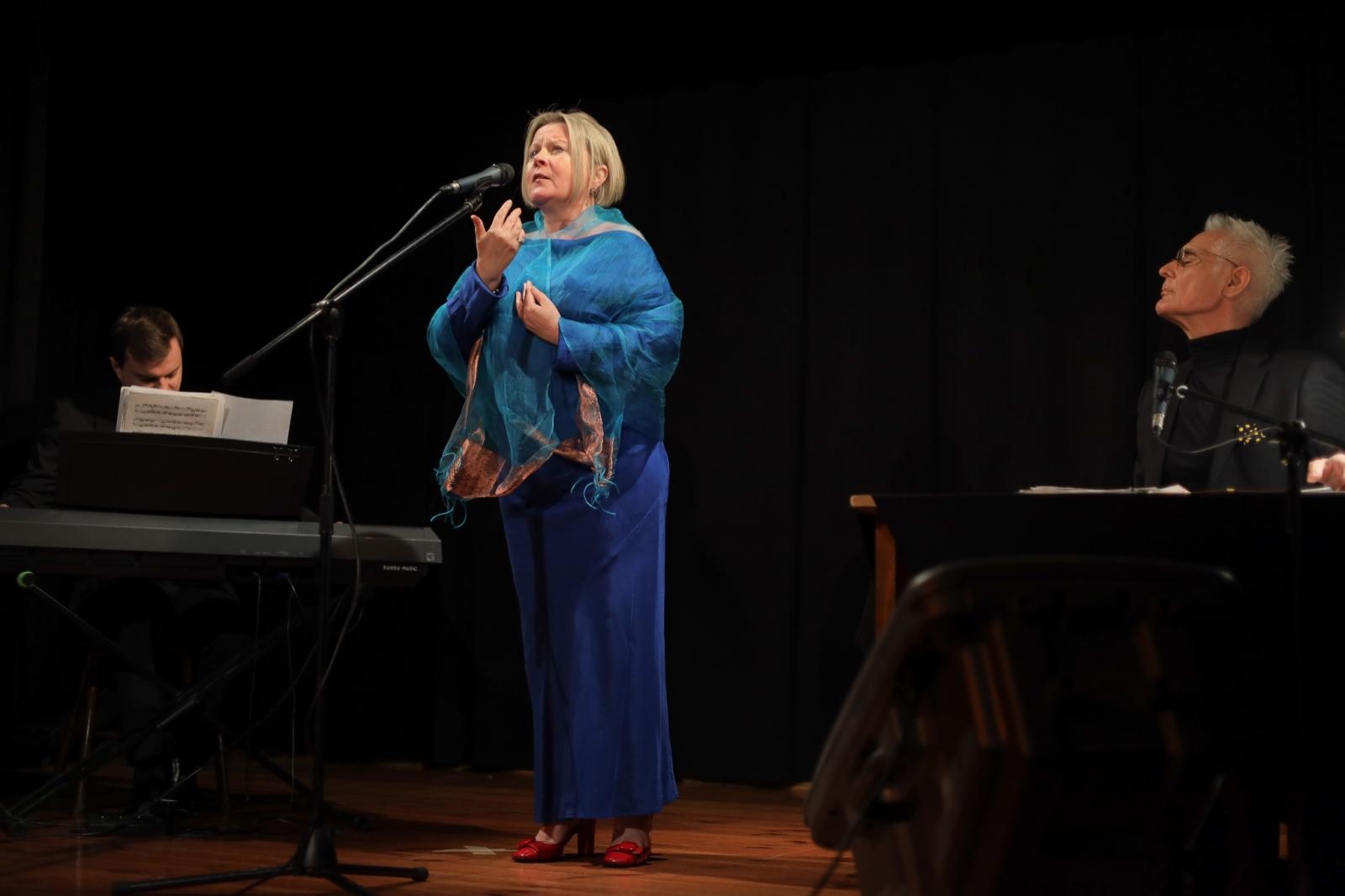 Zdjęcie w galerii na portalu naszraciborz.pl: Poetycka uczta Dariusza Jakubowskiego na deskach Strzechy wiadomości z regionu