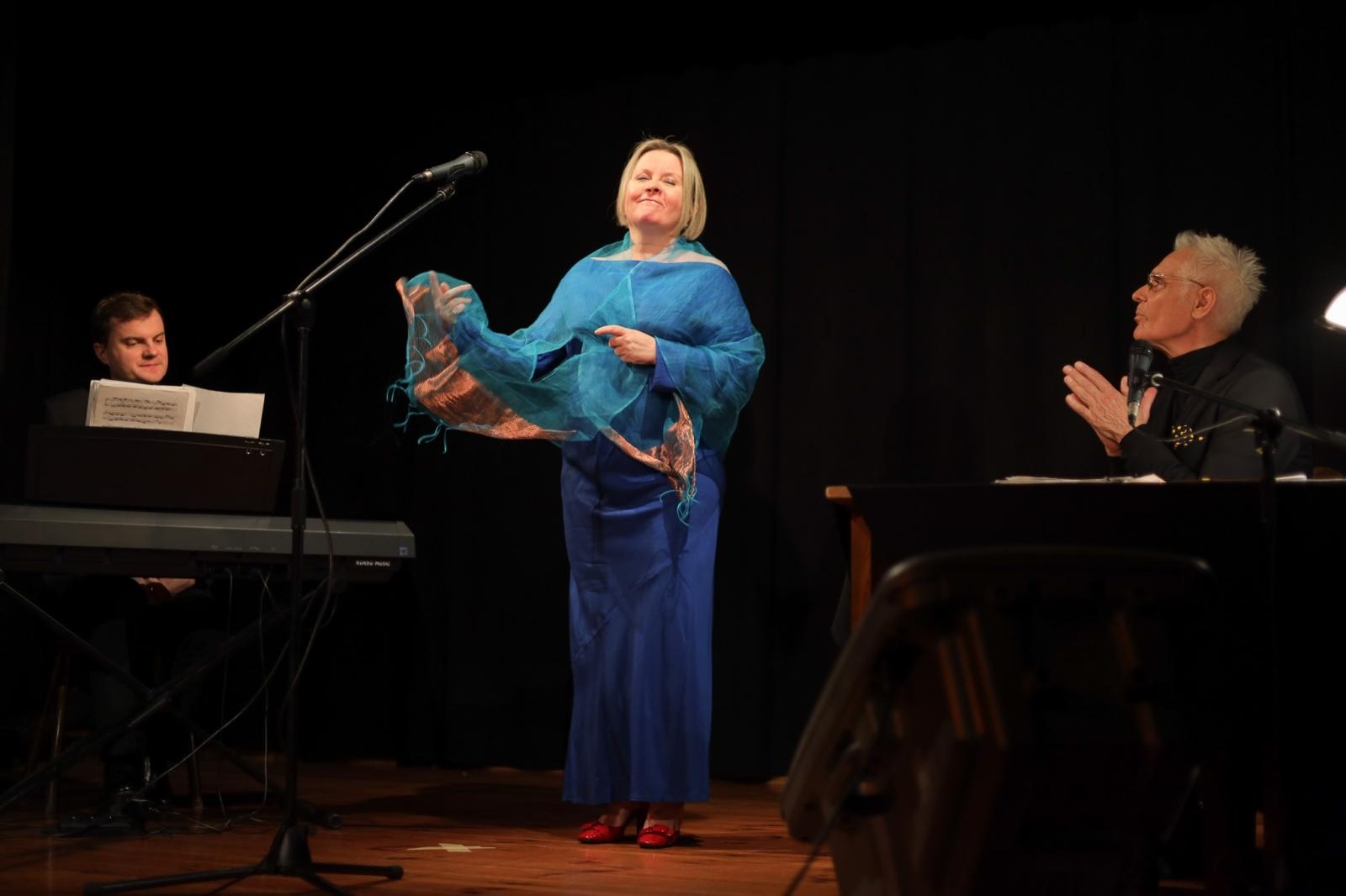 Zdjęcie w galerii na portalu naszraciborz.pl: Poetycka uczta Dariusza Jakubowskiego na deskach Strzechy wiadomości z regionu