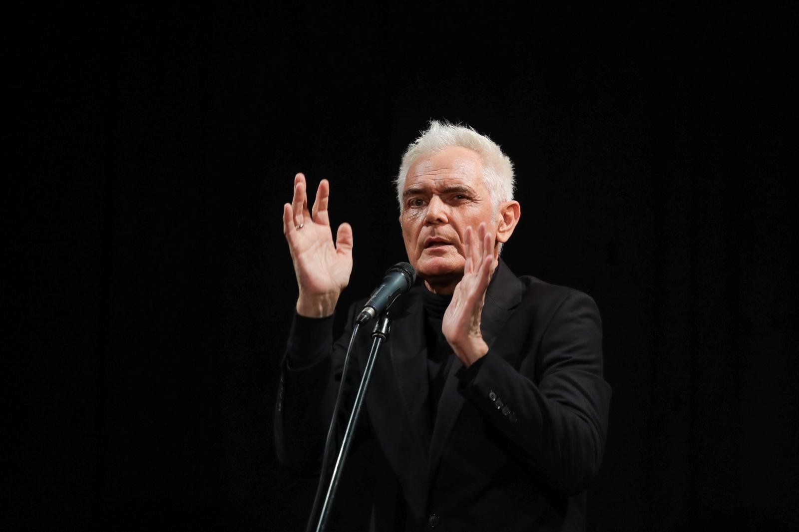 Zdjęcie w galerii na portalu naszraciborz.pl: Poetycka uczta Dariusza Jakubowskiego na deskach Strzechy wiadomości z regionu