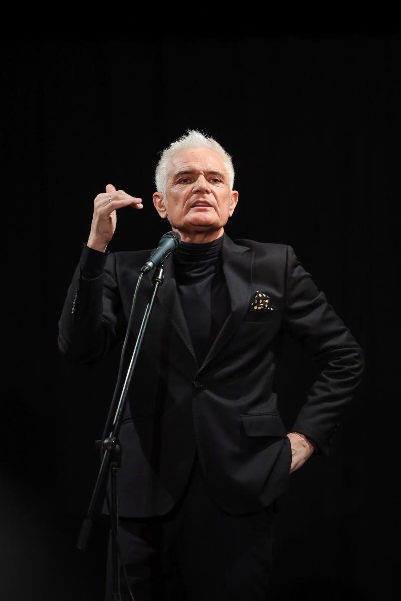 Zdjęcie w galerii na portalu naszraciborz.pl: Poetycka uczta Dariusza Jakubowskiego na deskach Strzechy wiadomości z regionu