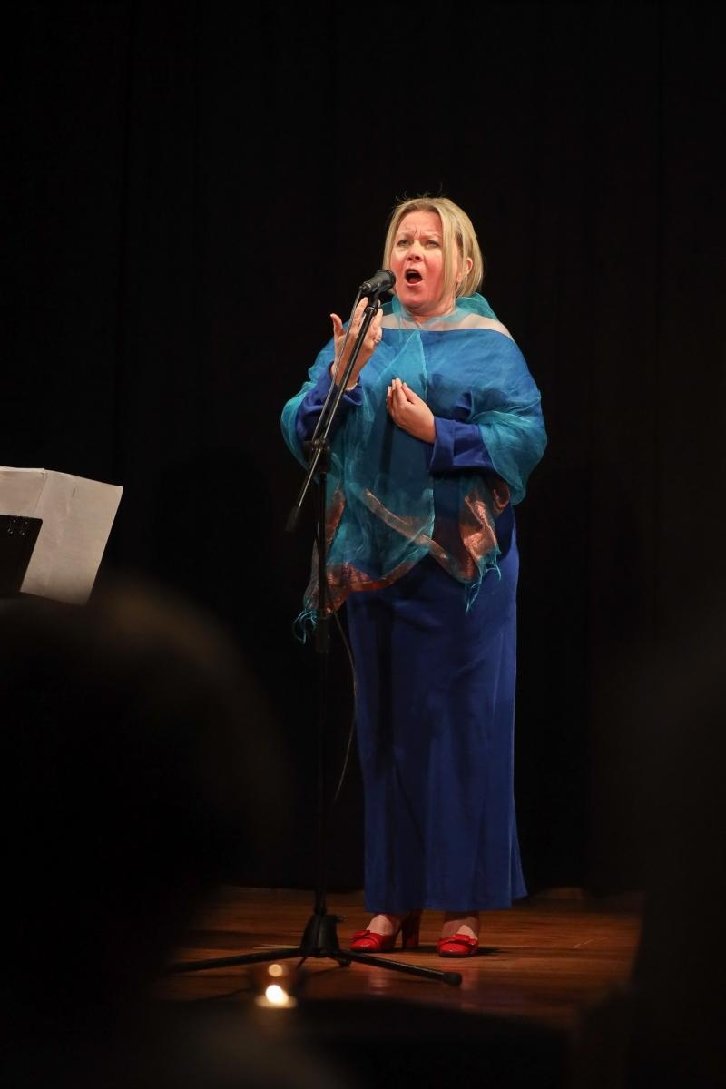 Zdjęcie w galerii na portalu naszraciborz.pl: Poetycka uczta Dariusza Jakubowskiego na deskach Strzechy wiadomości z regionu