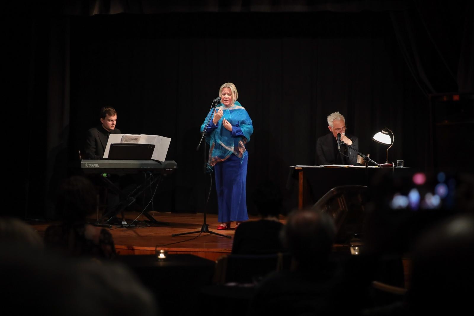 Zdjęcie w galerii na portalu naszraciborz.pl: Poetycka uczta Dariusza Jakubowskiego na deskach Strzechy wiadomości z regionu