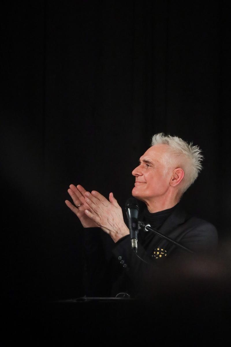 Zdjęcie w galerii na portalu naszraciborz.pl: Poetycka uczta Dariusza Jakubowskiego na deskach Strzechy wiadomości z regionu