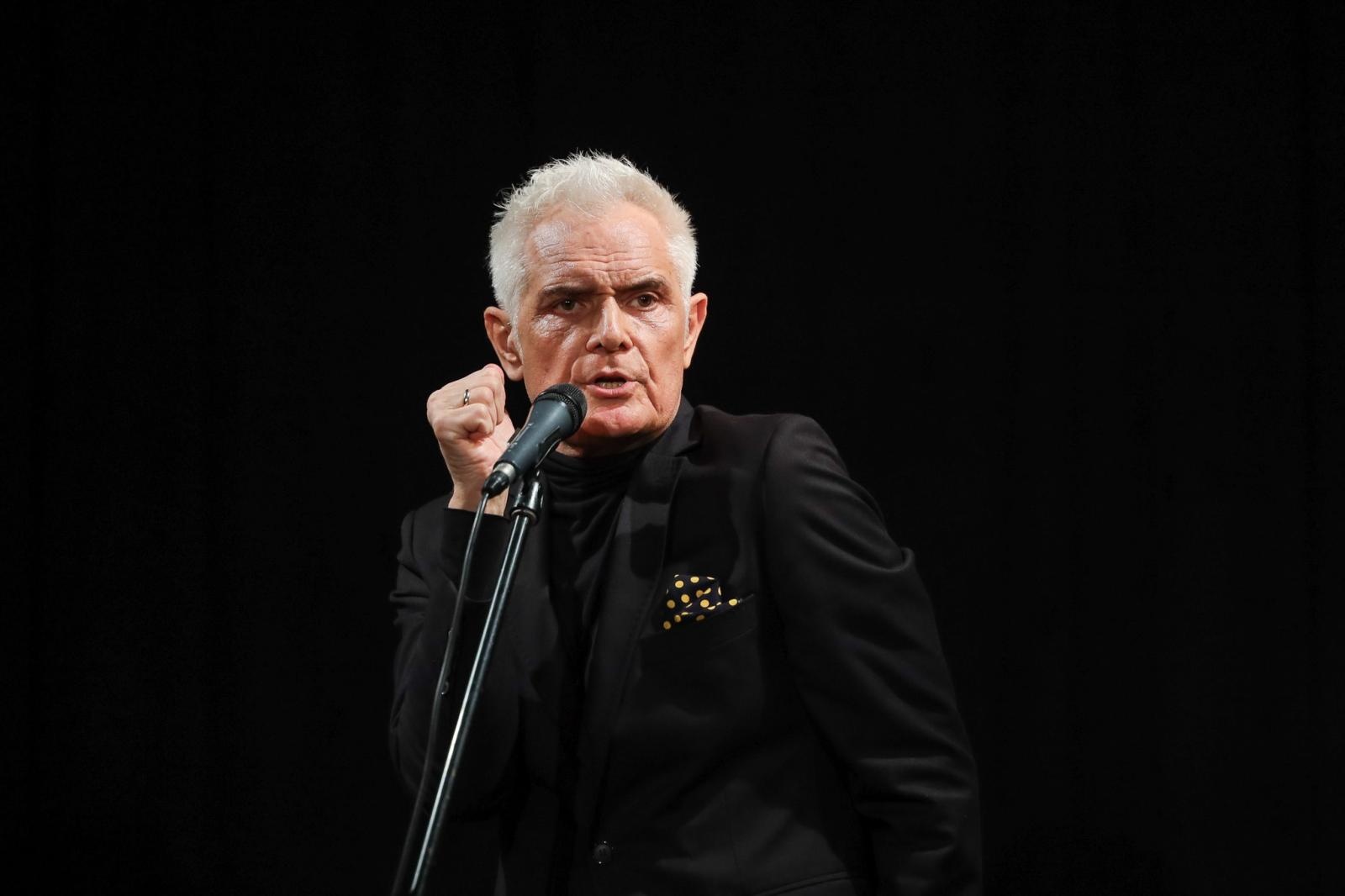 Zdjęcie w galerii na portalu naszraciborz.pl: Poetycka uczta Dariusza Jakubowskiego na deskach Strzechy wiadomości z regionu