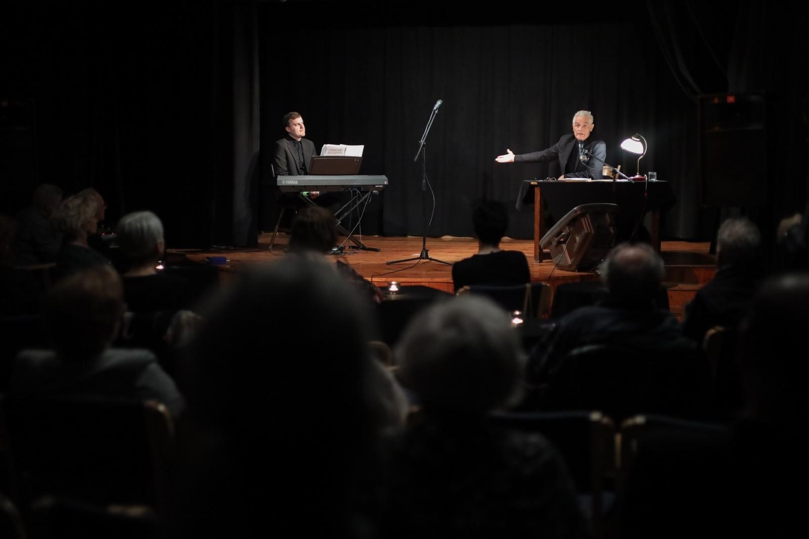 Zdjęcie w galerii na portalu naszraciborz.pl: Poetycka uczta Dariusza Jakubowskiego na deskach Strzechy wiadomości z regionu