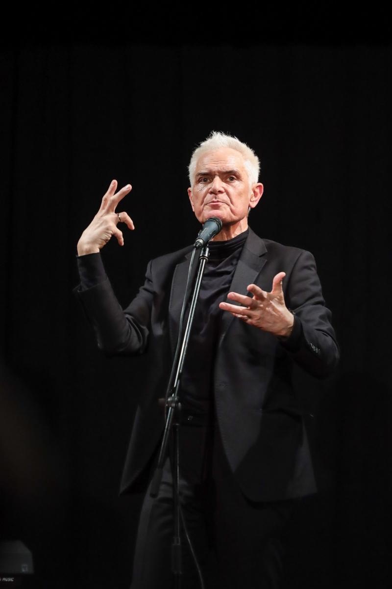 Zdjęcie w galerii na portalu naszraciborz.pl: Poetycka uczta Dariusza Jakubowskiego na deskach Strzechy wiadomości z regionu