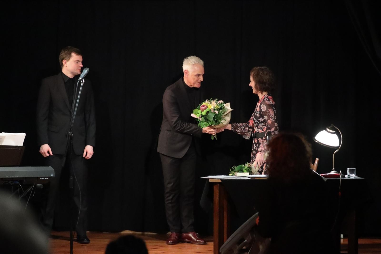 Zdjęcie w galerii na portalu naszraciborz.pl: Poetycka uczta Dariusza Jakubowskiego na deskach Strzechy wiadomości z regionu