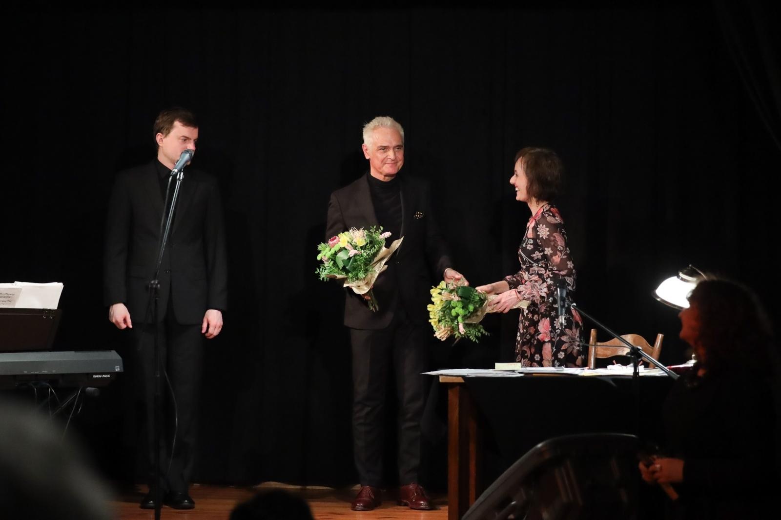 Zdjęcie w galerii na portalu naszraciborz.pl: Poetycka uczta Dariusza Jakubowskiego na deskach Strzechy wiadomości z regionu